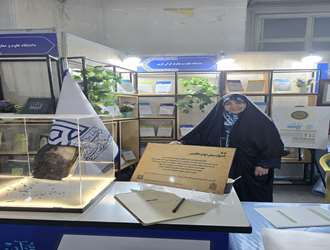 بازدید دکتر زهره اخوان مقدم از غرفه انتشارات دانشگاه علوم و معارف قرآن کریم 